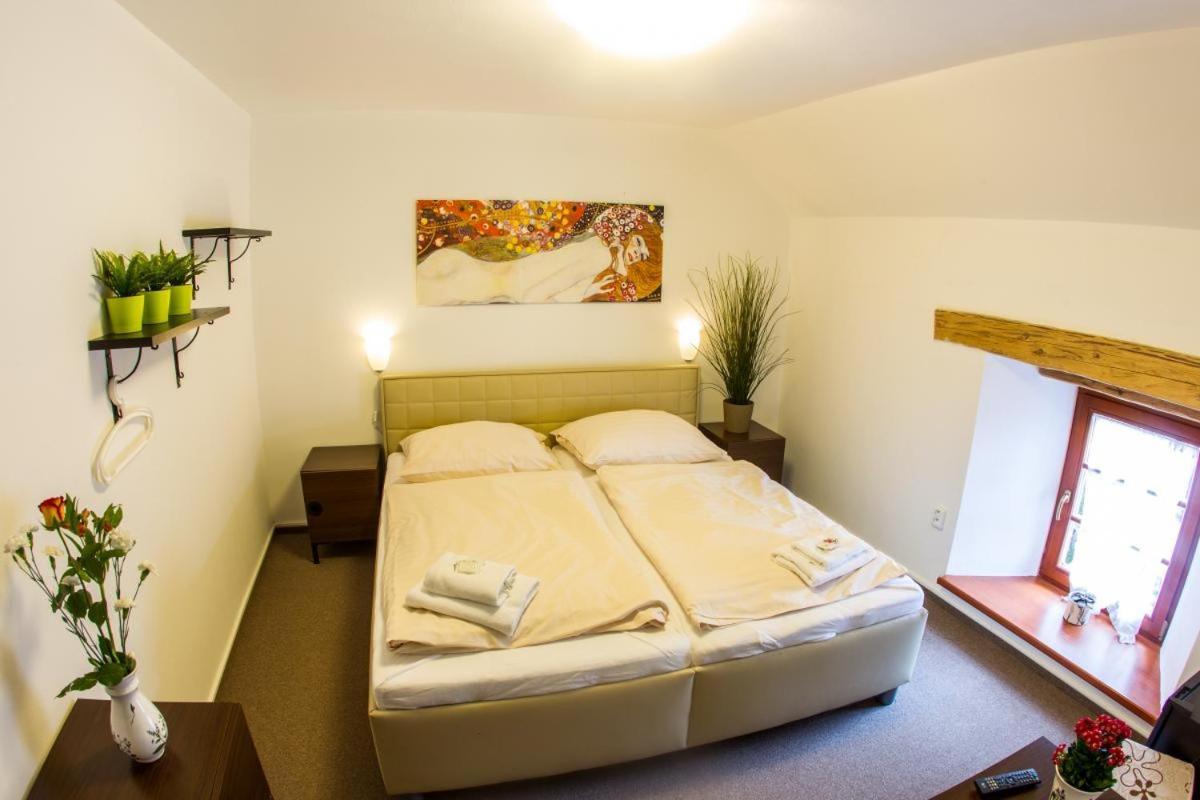 Hotel Hospodarsky Dvur Bohuslavice 텔치 외부 사진
