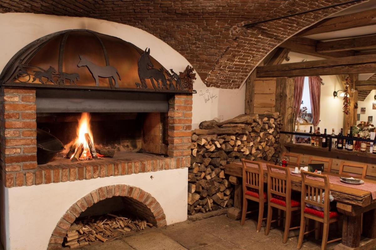Hotel Hospodarsky Dvur Bohuslavice 텔치 외부 사진